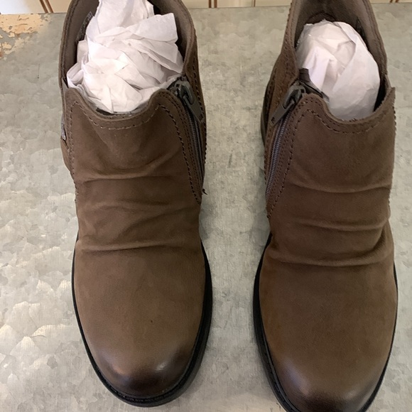 Brand new Clark’s booties tried on in the house cannot wear price is firm - Picture 4 of 9